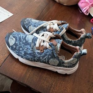 Flower Mountain sz8 sneakers